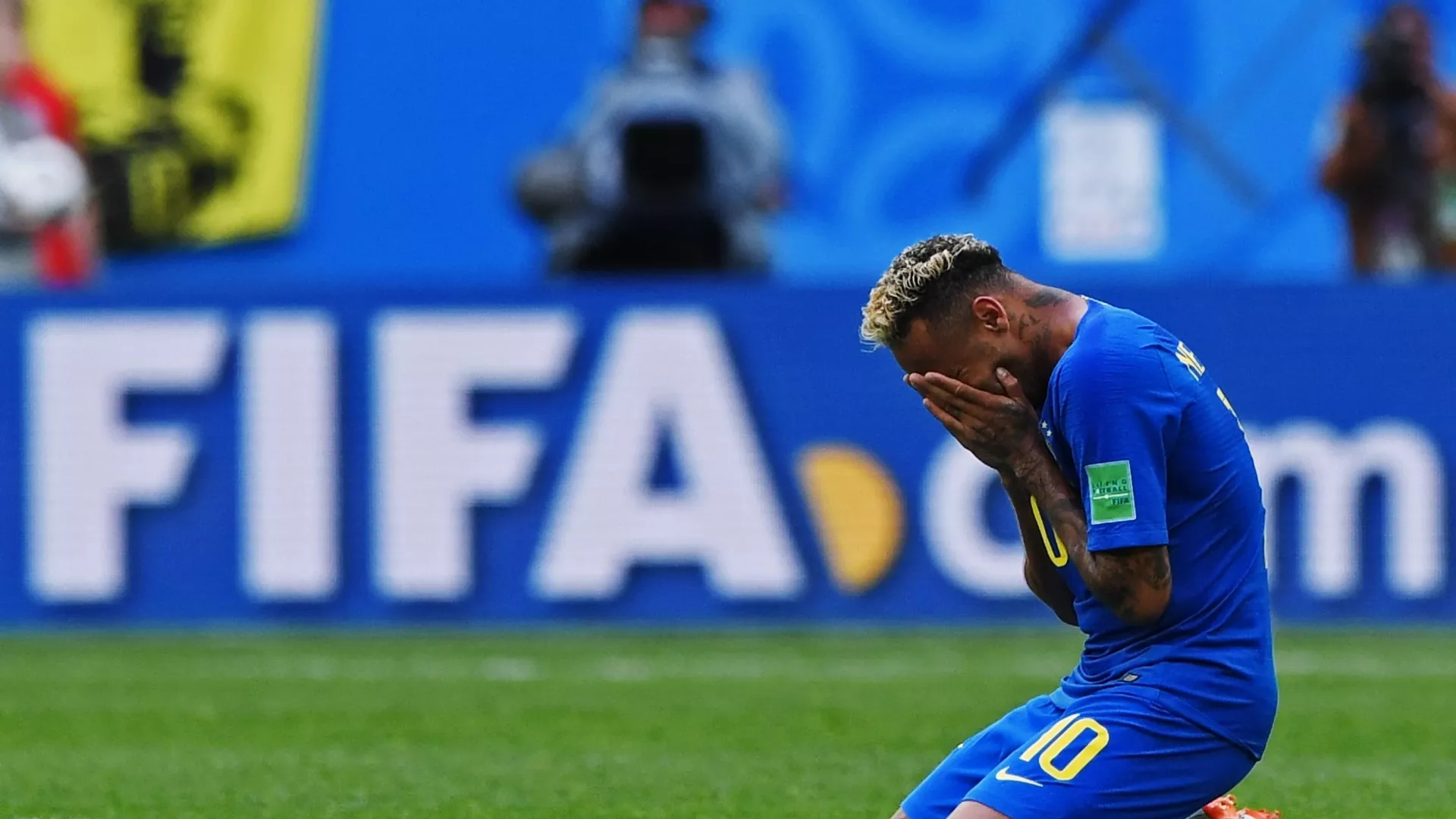 Neymar perd un million d'euros en pariant et pleure en direct - vidéo