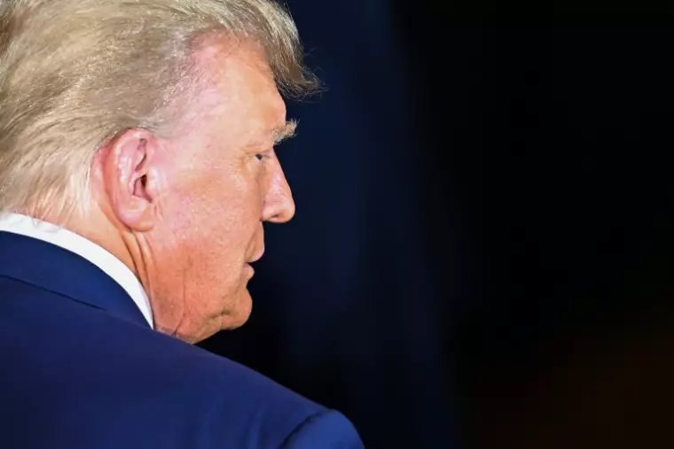 « Vous avez affaire à des fous furieux » : Trump réagit à son inculpation