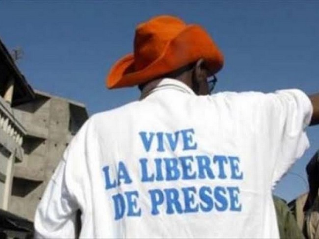 La Liberté de la Presse face à la Communication Gouvernementale :   Difficile collaboration en période de transition !