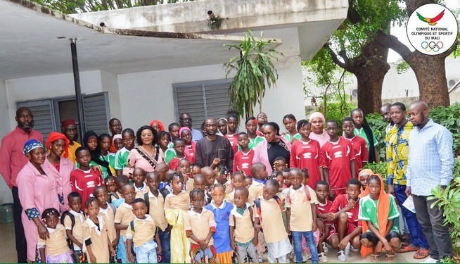 Comité national olympique et sportif du Mali :   Les élèves du Centre Olympafrica à l’école de Habib Sissoko