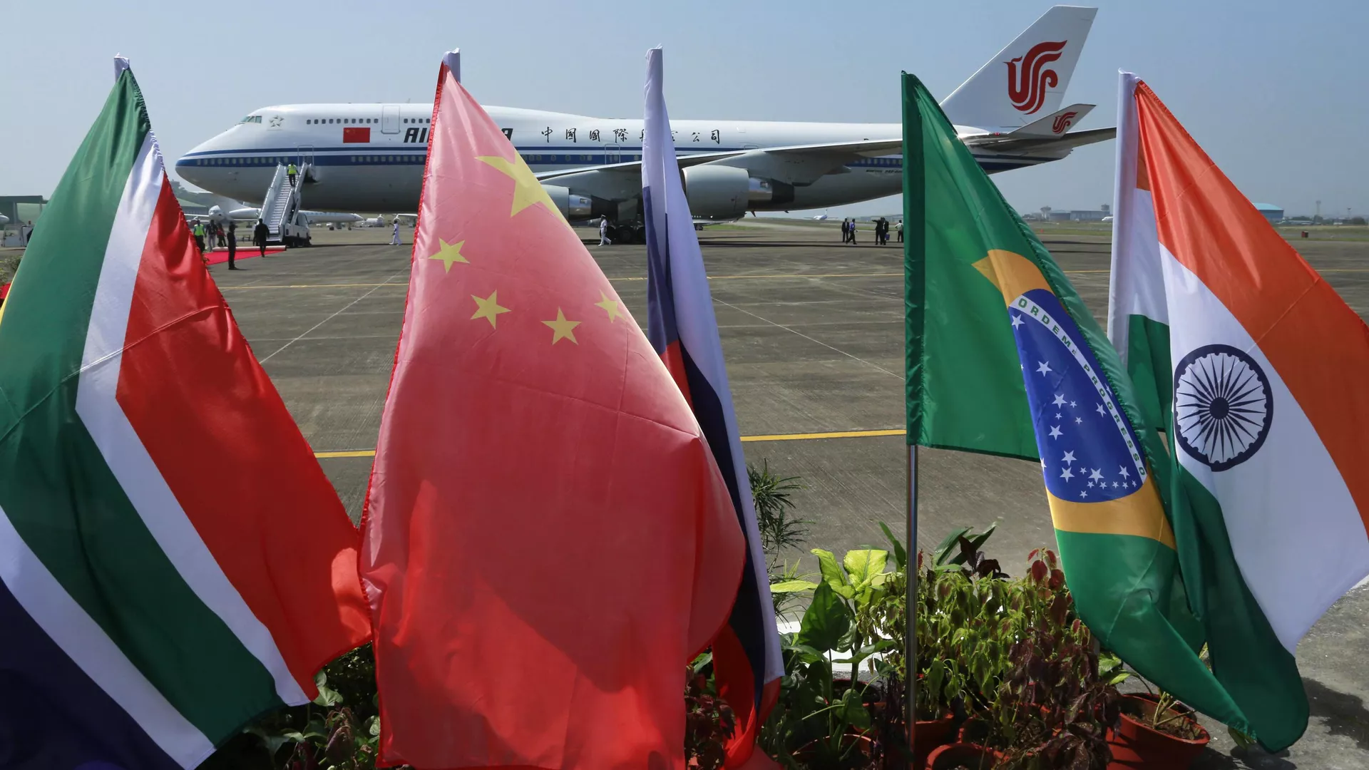 "Un empire qui décline": les États-Unis mis en danger par les BRICS et la dédollarisation