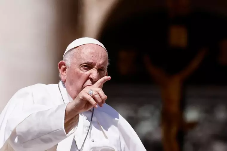 Le pape François n'a plus besoin de ventilation mécanique, état stable, dit le Vatican