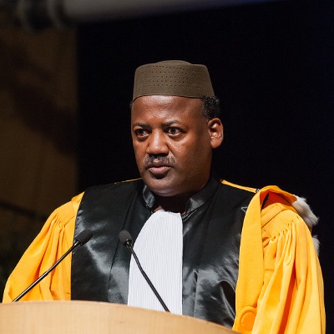 Décoration : Abdel Kader Haidara  décoré par la France, officier de L’ordre des Arts et des Lettres