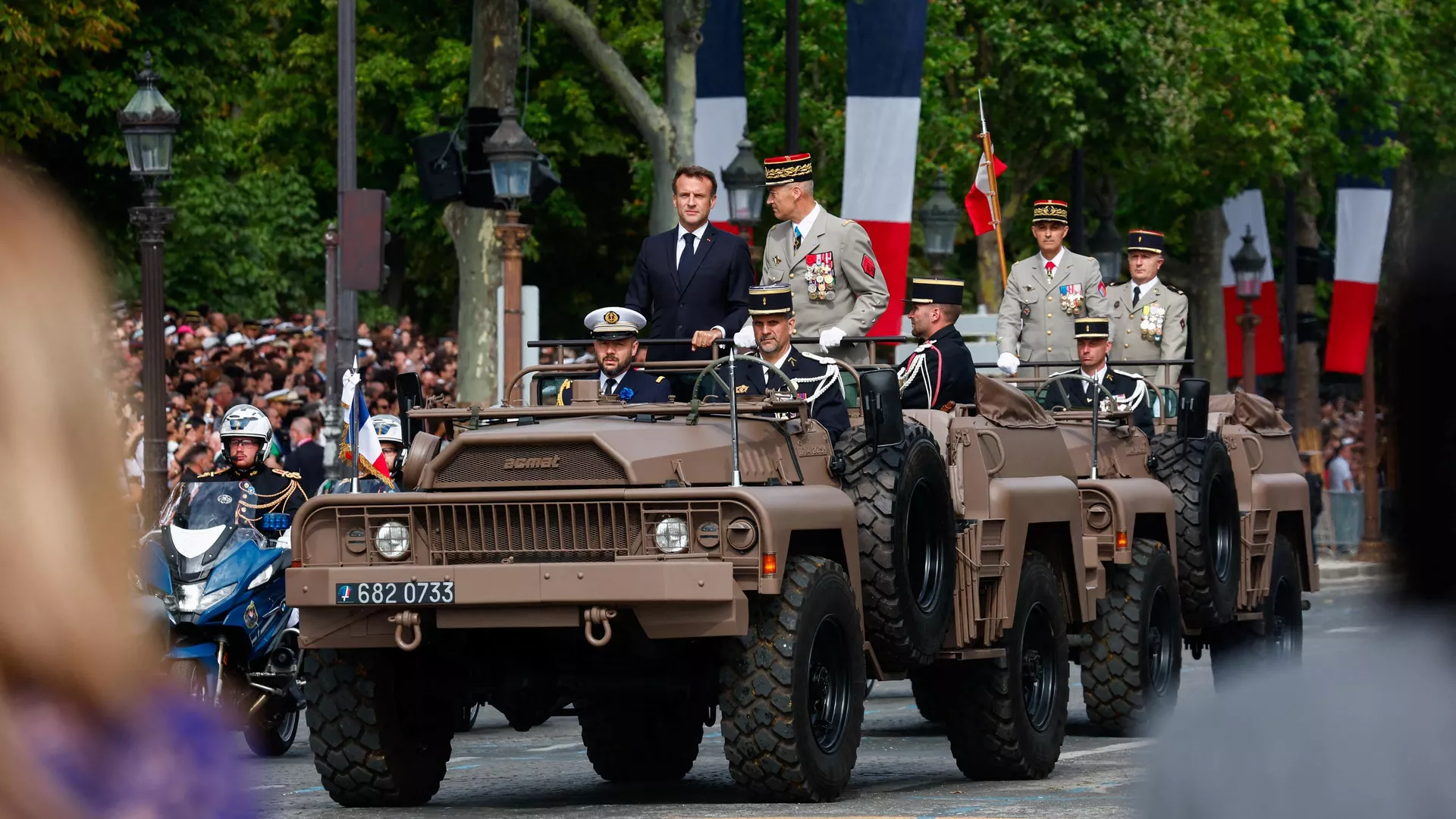 Emmanuel Macron hué en plein défilé du 14 juillet à Paris - vidéo