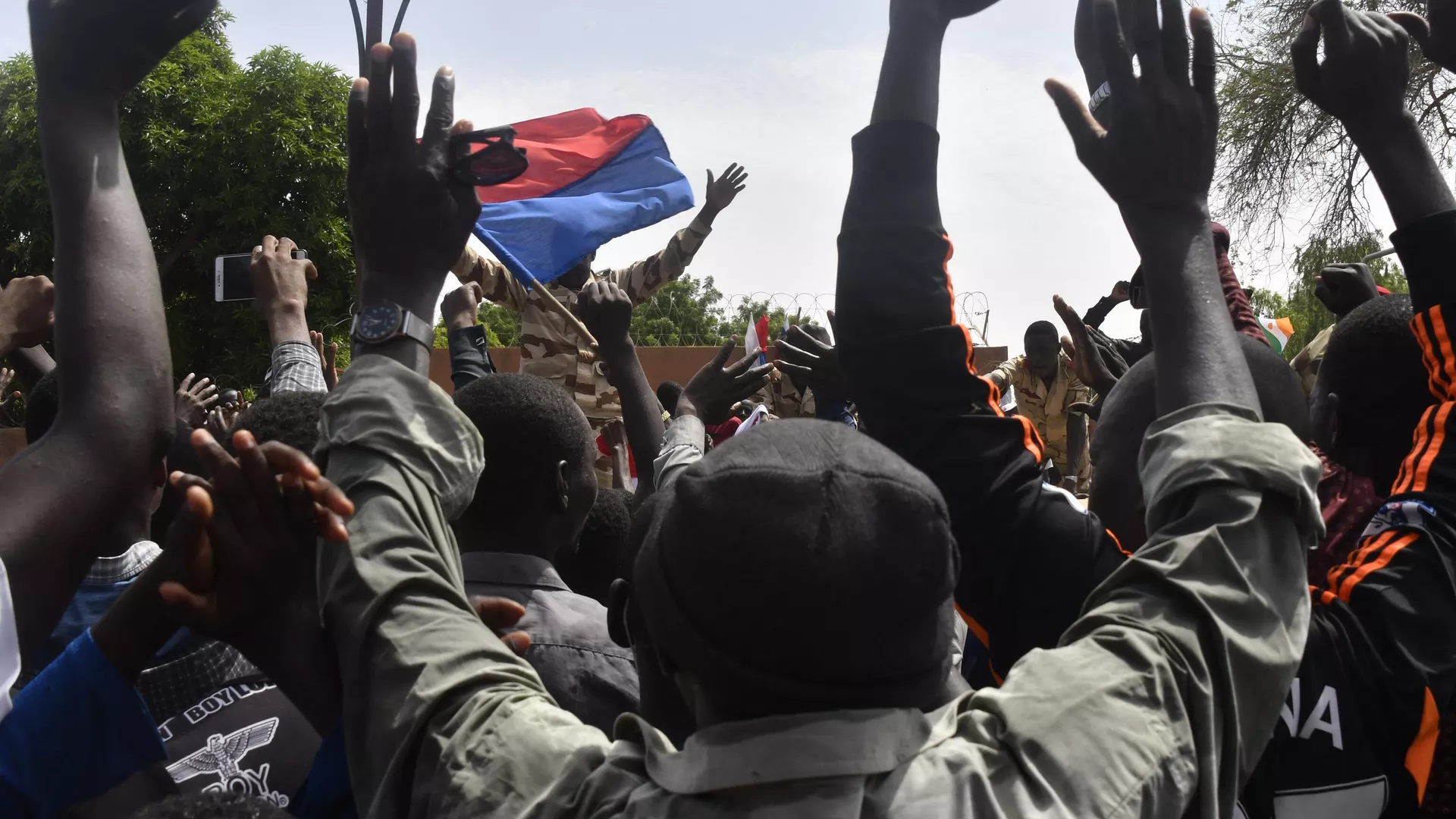 "Vive la Russie", "à bas la France": un rassemblement devant l’ambassade de France à Niamey