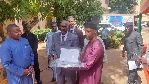 Mali : des équipements informatiques et  matériels pédagogiques remis aux communautés d’apprentissage des maîtres
