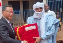 L'ambassadeur de Chine SE Chen Zhihong. de Chine avec le Redouwane Ag Mohamed, ministre commissaire à la Sécurité alimentaire.