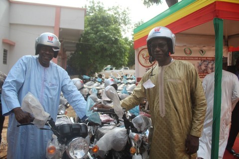 Elevage :  Le PRAPS-2-Mali offre 121 motos à des structures partenaires