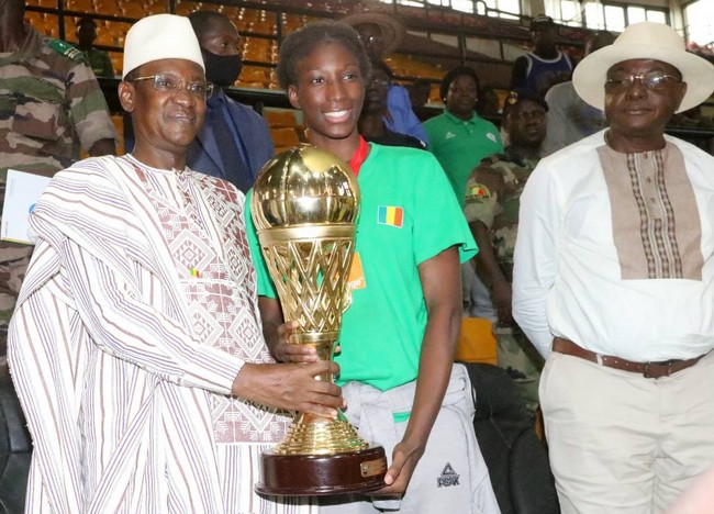 Championnes d’Afrique U16 filles : Choguel Maïga offre 2,5 millions FCFA à chaque joueuse et Orange Mali remet un chèque de 10 millions FCFA à l’équipe
