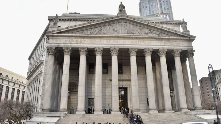 La Cour suprême de New York réintègre tous les employés licenciés pour non-vaccination et ordonne les arriérés de paiement