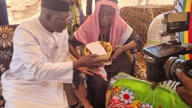 28è édition du Mois de la Solidarité :  Le Président du CESEC chez le doyen d’âge de la Commune I du District de Bamako