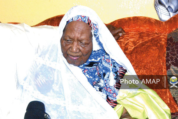 Mois de la solidarité : Le président Assimi Goïta respecte la tradition chez la doyenne d'âge