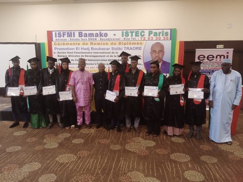 Remise de diplômes aux étudiants de l’ISFMI- Promotion 2022-2023 :  Le Parrain   accorde une bourse d’études en Inde  aux 12 premiers lauréats!