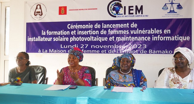 Autonomisation : 45 femmes apprennent l’installation solaire photovoltaïque et la maintenance informatique