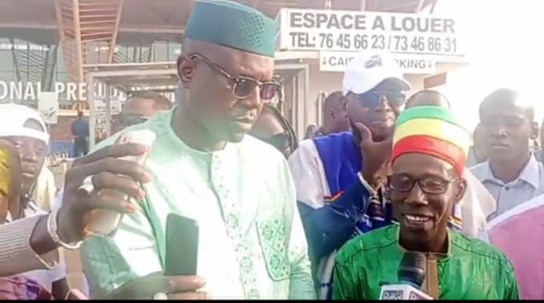 Mali : L'artiste Youssouf Tapo accueilli par une foule en liesse à Bamako