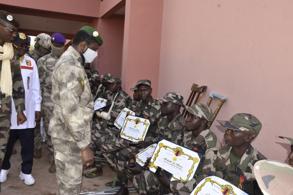 #Mali : Polyclinique des Armées de Kati : Le président Goïta en communion avec les blessés de guerre