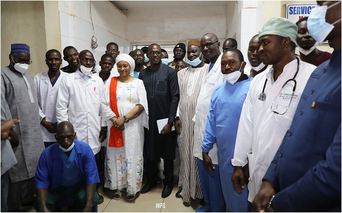Réveillon du nouvel An :   La ministre   Médecin-colonel Assa Badiallo Touré sur le terrain aux côtés du personnel soignant