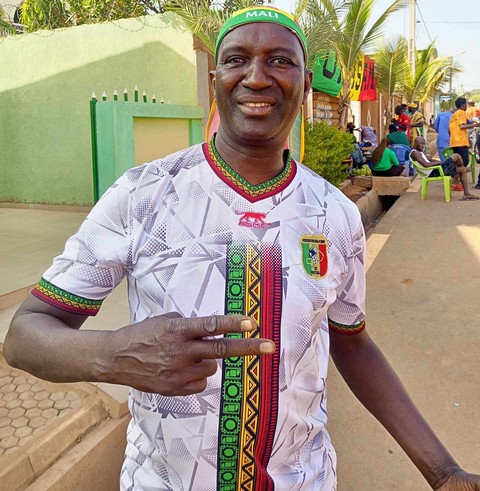 Cheickna Demba, vice-président de l'union nationale des associations des supporters des aigles du Mali (UNASAM) : "Nous demandons aux joueurs de mouiller  le maillot dans le plus grand fair-play" "J'invite tous nos supporters à respecter les lois ivoiriennes"