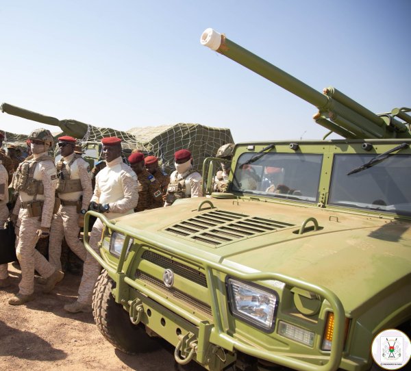 Burkina : Le président Traoré remet un important lot de matériel militaire  au ministère de la Défense