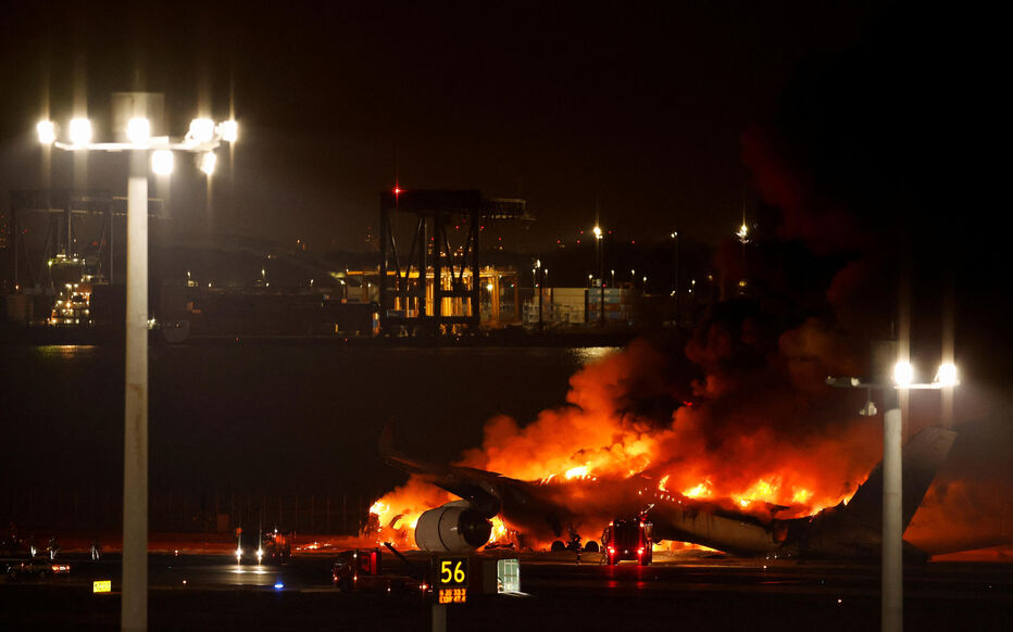 Japon : un avion de ligne en feu sur la piste de l’aéroport de Tokyo-Haneda