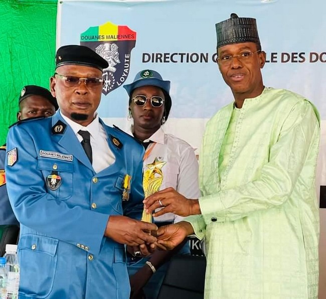 Célébration de la journée internationale de la douane : Deux distinctions attribuées au directeur général des douanes Amadou Konaté présentées aux partenaires