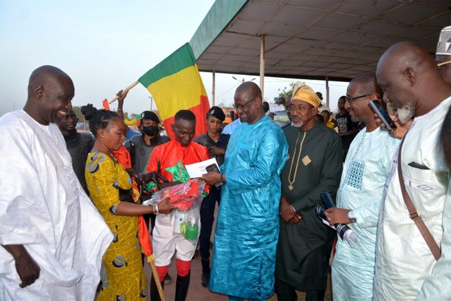 Grand Prix de l'Alliance des Etats du Sahel (AES) à Bamako :  Le Cheval «Fany» de Badara Alou Fofana s'adjuge le trophée et empoche 10 millions F CFA