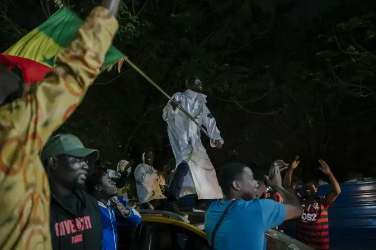 Sénégal: le candidat antisystème déclaré proche de la victoire, le camp du pouvoir conteste