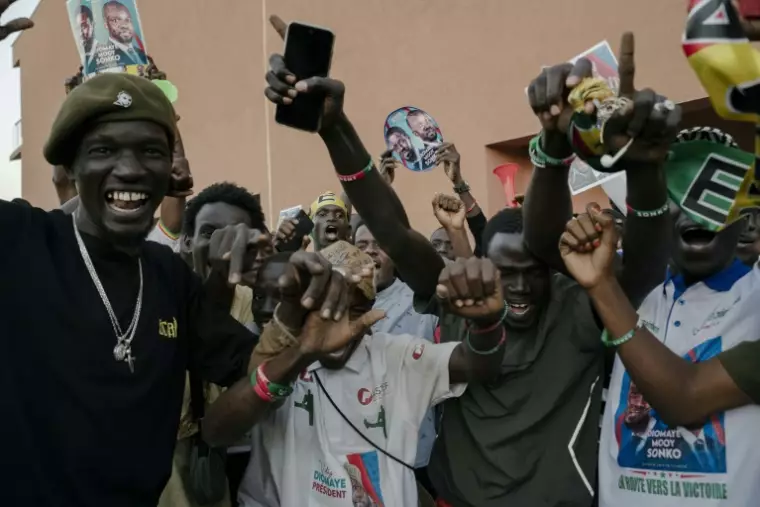 Sénégal: le camp antisystème sort renforcé de son bras de fer avec Macky Sall
