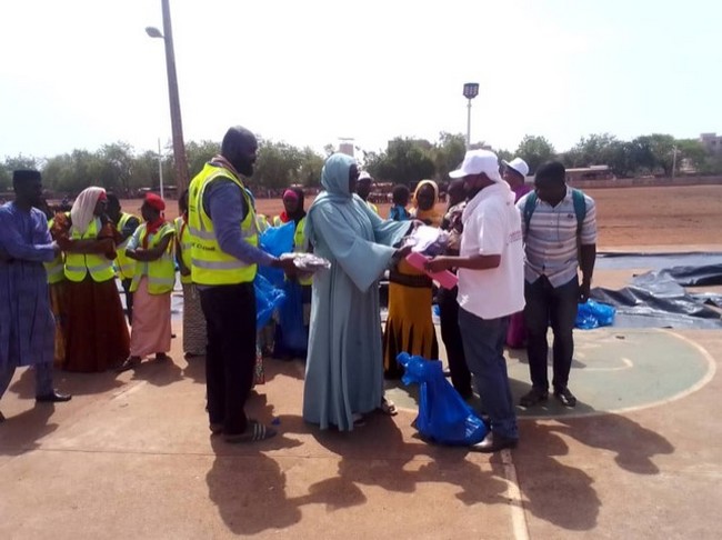 Solidarité : 600 enfants démunis  reçoivent des habits pour la fête de Ramadan