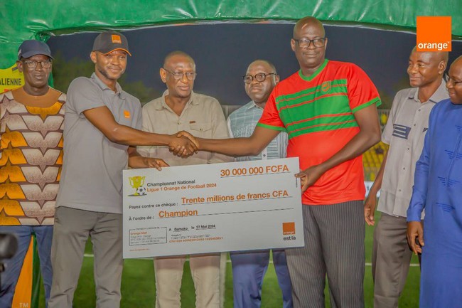 Le Djoliba AC reçoit son trophée de champion et un chèque de 30 millions F CFA !