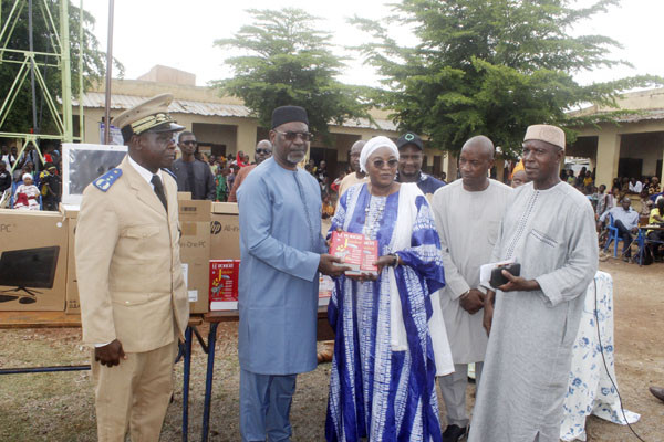 #Mali : Œuvres sociales du président de la Transition : Des fourrages et des matériels informatiques et didactiques aux Groupes scolaires de Niamakoro et Troikabougou