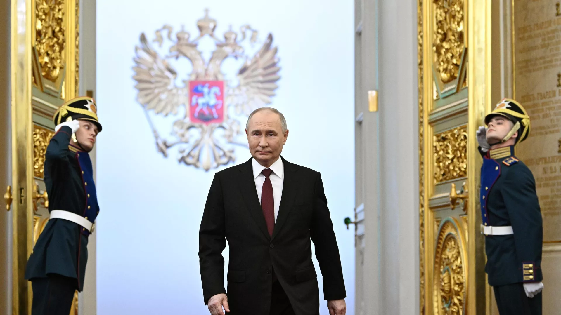 Guerre en Ukraine : Vladimir Poutine brandit de nouveau la menace nucléaire contre l'Occident et change la doctrine de frappe russe