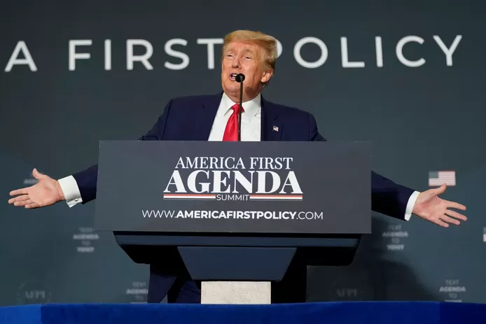 Trump promet aux géants pétroliers de supprimer des mesures écologiques s'ils financent sa campagne