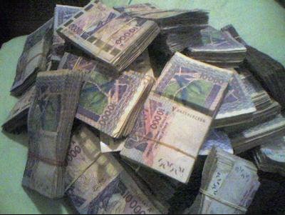 Côte d’Ivoire : il ramasse 9 millions de FCFA devant une banque et pose un geste incroyable