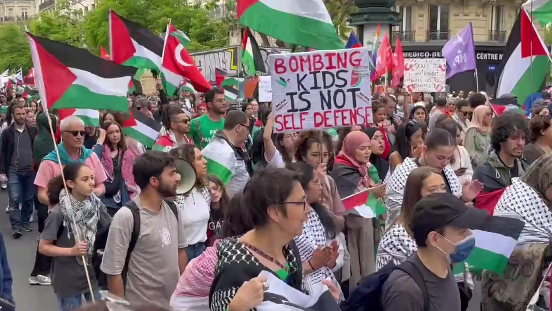 "On en a marre de tuer, tuer, tuer": un rassemblement de soutien à la Palestine à Paris - vidéo