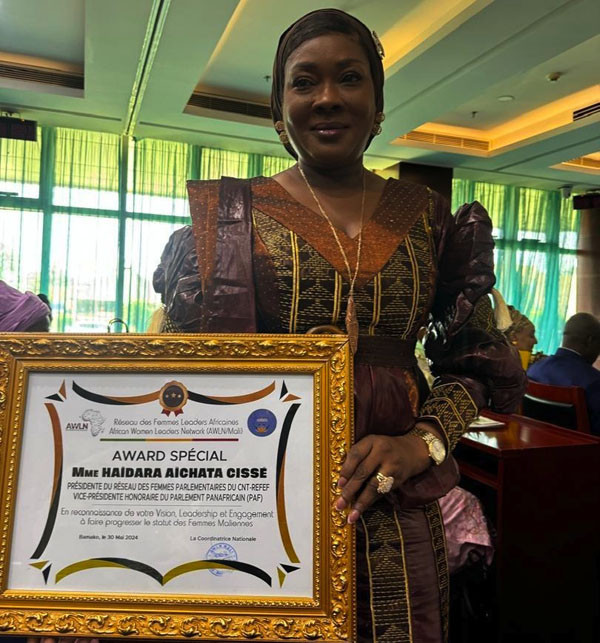 #Mali : Promotion des droits de la femme : Haïdara Aïchata Alassane Cissé reçoit la plus grande distinction de AWLN International