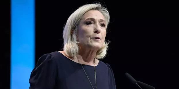 "Nous sommes en plein bourbier": Marine Le Pen fustige une classe politique qui "ne parle que d'elle-même"