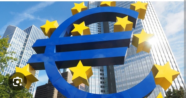 Après la Bourse de Paris, l'euro recule à cause des incertitudes politiques en France