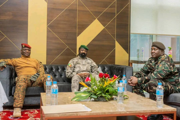 Le colonel Assimi Goïta au sommet de l'AES : « Nous assisterons régulièrement à des actes de réddition d'éléments terroristes »