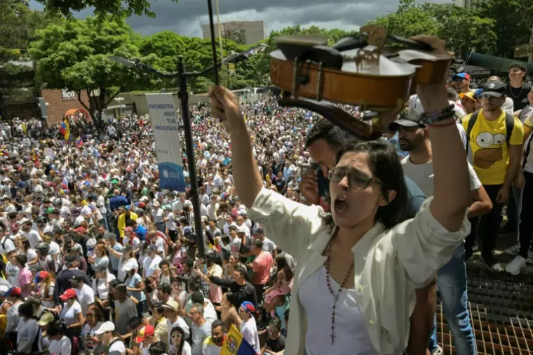 Présidentielle au Venezuela: la pression s'accroît sur Maduro