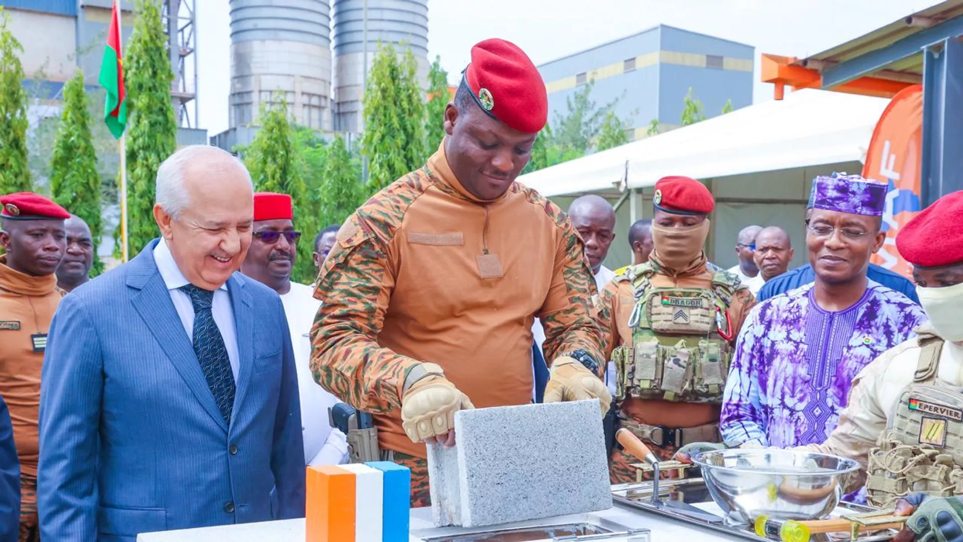 Ibrahim Traoré lance une unité d’argile calcinée pour renforcer la souveraineté nationale