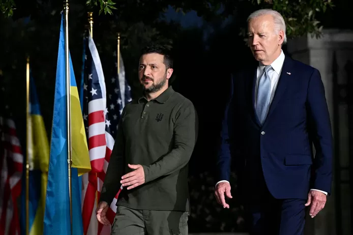 Washington débloque 20 milliards de dollars pour l’Ukraine: le prêt financé par les avoirs russes gelés