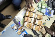 Saisie de liasses de 500,000 euros dans un emballage de fortune à l’aéroport de Bamako.