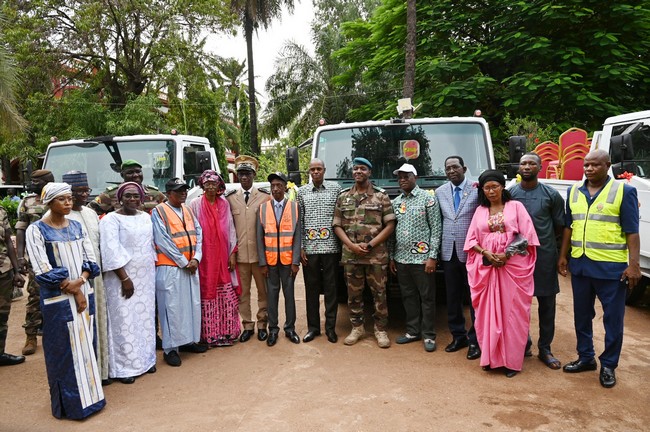 Pour la célébration de son 30e anniversaire :  PMU-Mali offre 3 camions bennes à la mairie du district de Bamako