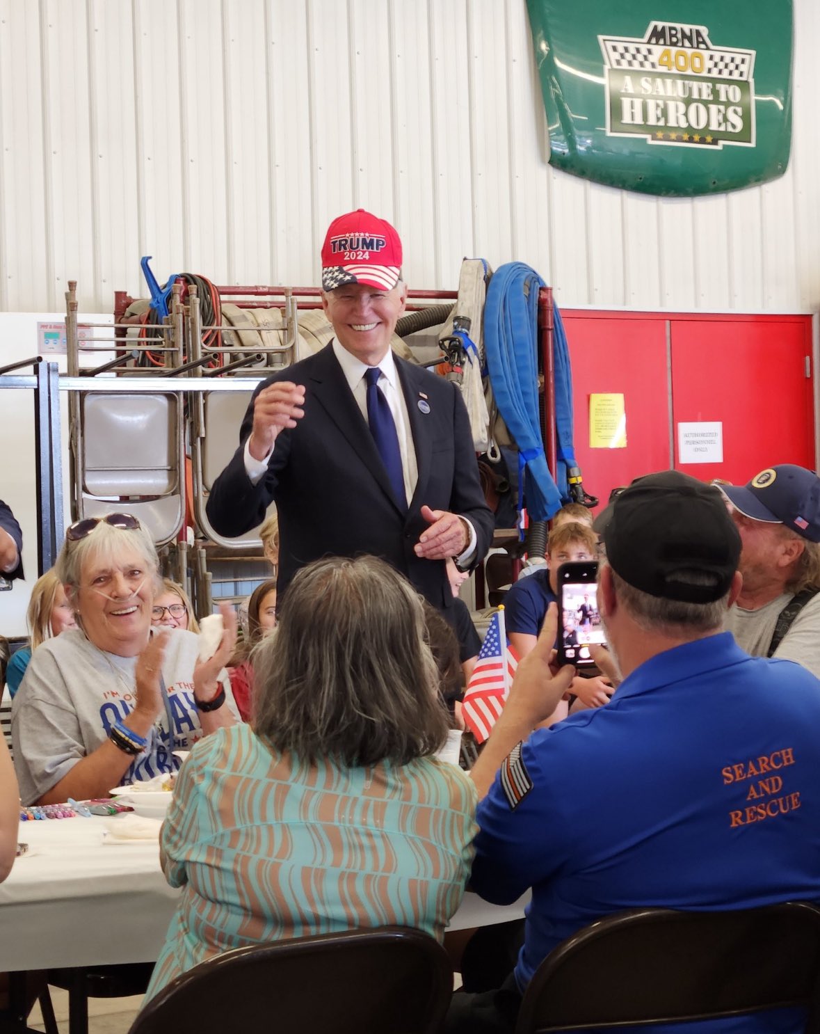 Joe Biden pose avec une casquette "Trump 2024", en pleine campagne présidentielle