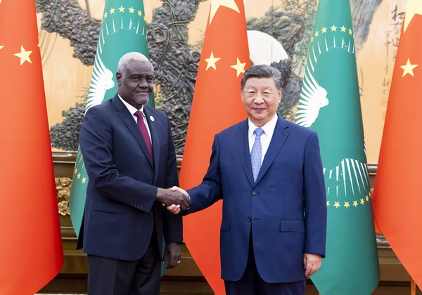 Xi Jinping rencontre le président de la Commission de l'Union africaine (CUA) Moussa Faki Mahamat