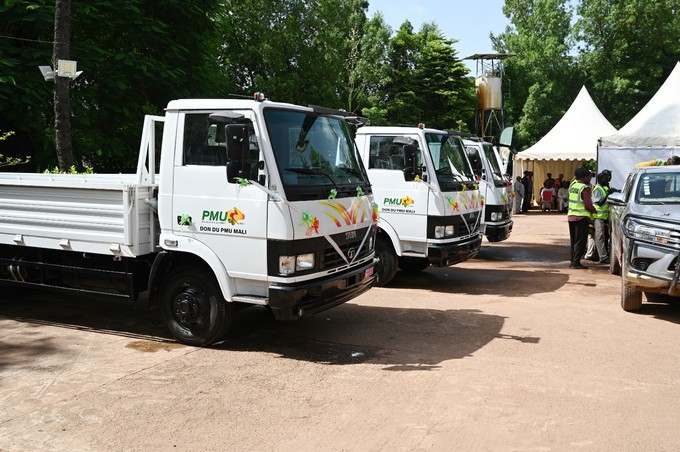 Célébration de ses 30 ans :  PMU Mali offre trois camions à la mairie du district