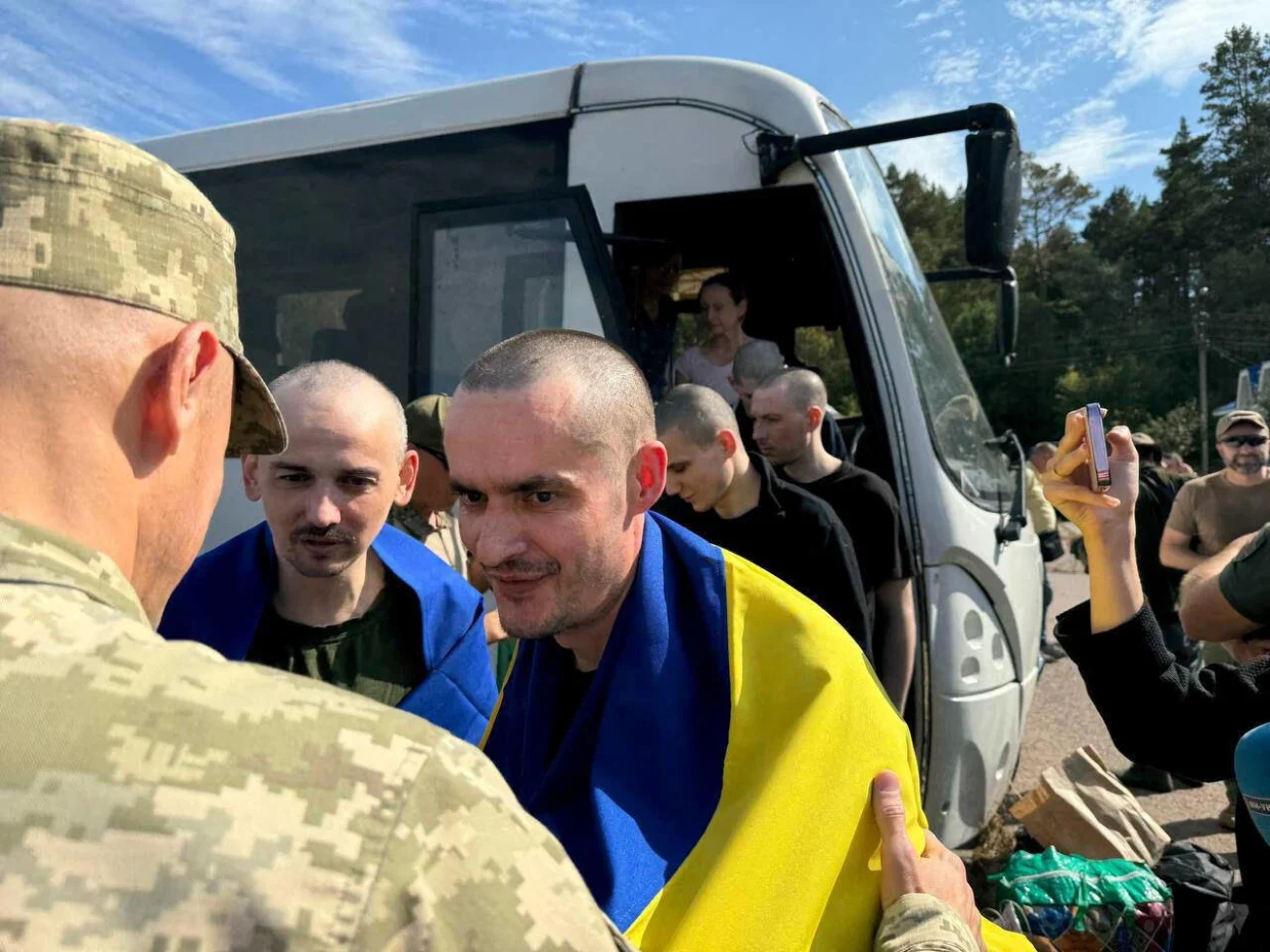 Guerre en Ukraine : un rare échange de prisonniers russes et ukrainiens a eu lieu, ce que l’on sait