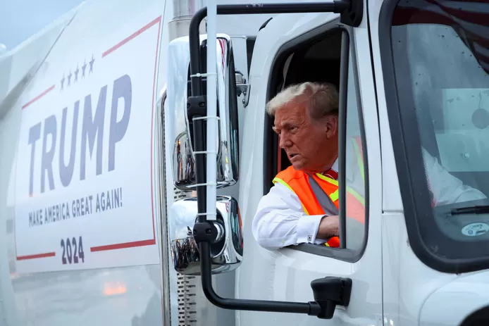 Donald Trump répond aux insultes de Joe Biden à bord d’un... camion-poubelle