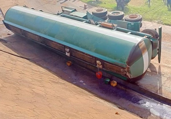Un camion-citerne termine sa course sur le bas-côté